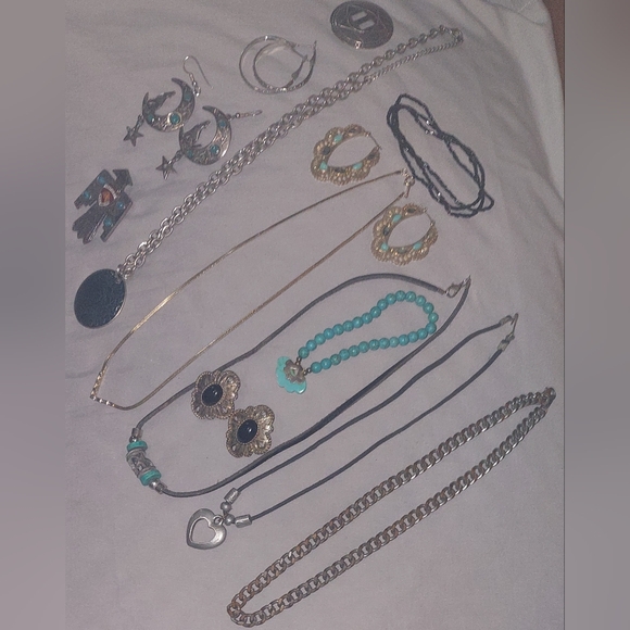 🌙Southwest Vibes Jewelry LOT: Faux Turquoise Howlite Fluorite Labradorite Wolf - Picture 4 of 10